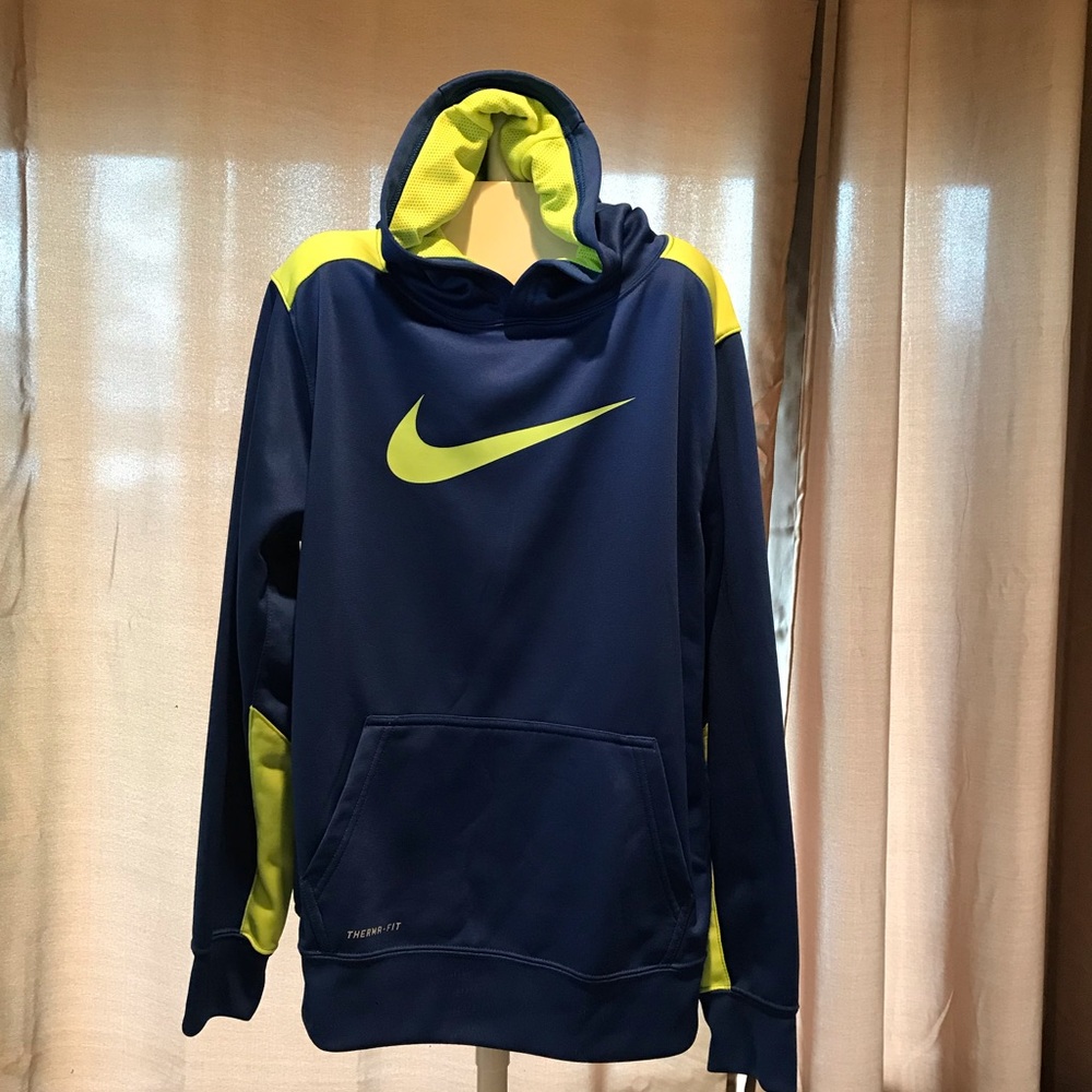 Nike boys xl therma-fit hoodie. Kangaroo pockets